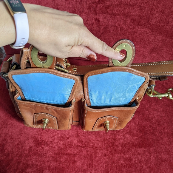 SOLD - Gorgeous Preloved Coach Glovetanned Leather Shoulder Bag in a tan color - Picture 2 of 14
